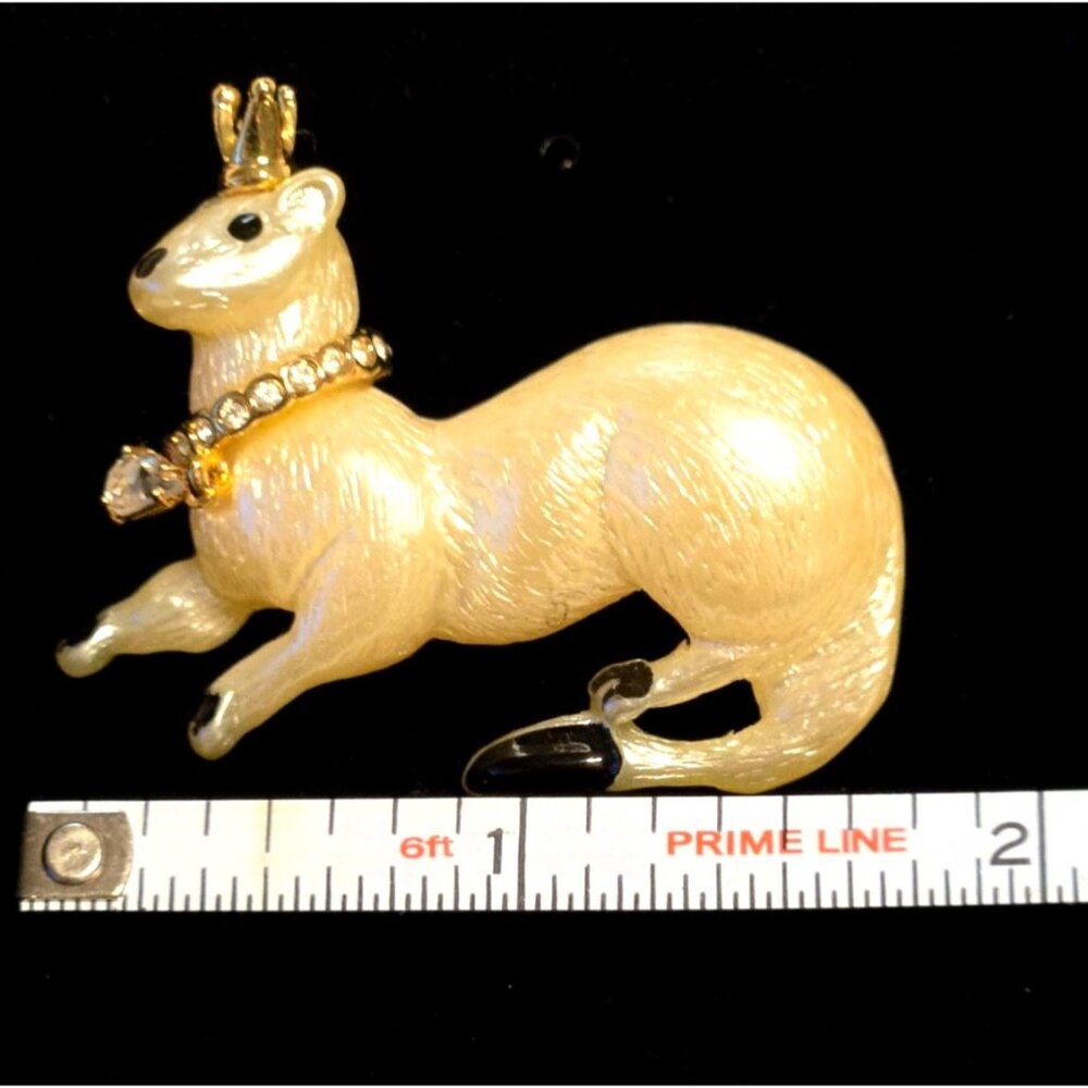 Kenneth Jay Lane Rhinestone Pearlized Queen Ferret Mink Brooch Signed KLJ Gold C - Picture 2 of 7
